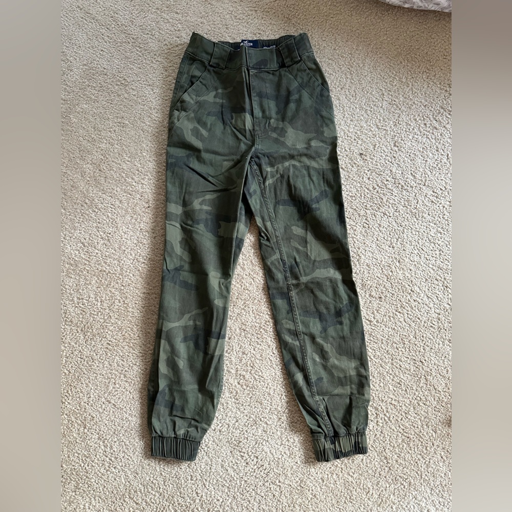 Hollister ultra high-rid camouflage cargo pants. Size S (brand new with tags)